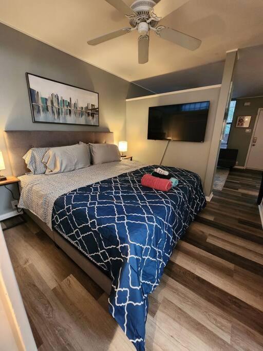 Апартаменты Blue Shark *W7* @ Montrose 1Br Private King Loft Хьюстон Экстерьер фото