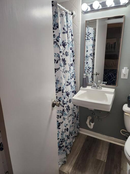 Апартаменты Blue Shark *W7* @ Montrose 1Br Private King Loft Хьюстон Экстерьер фото